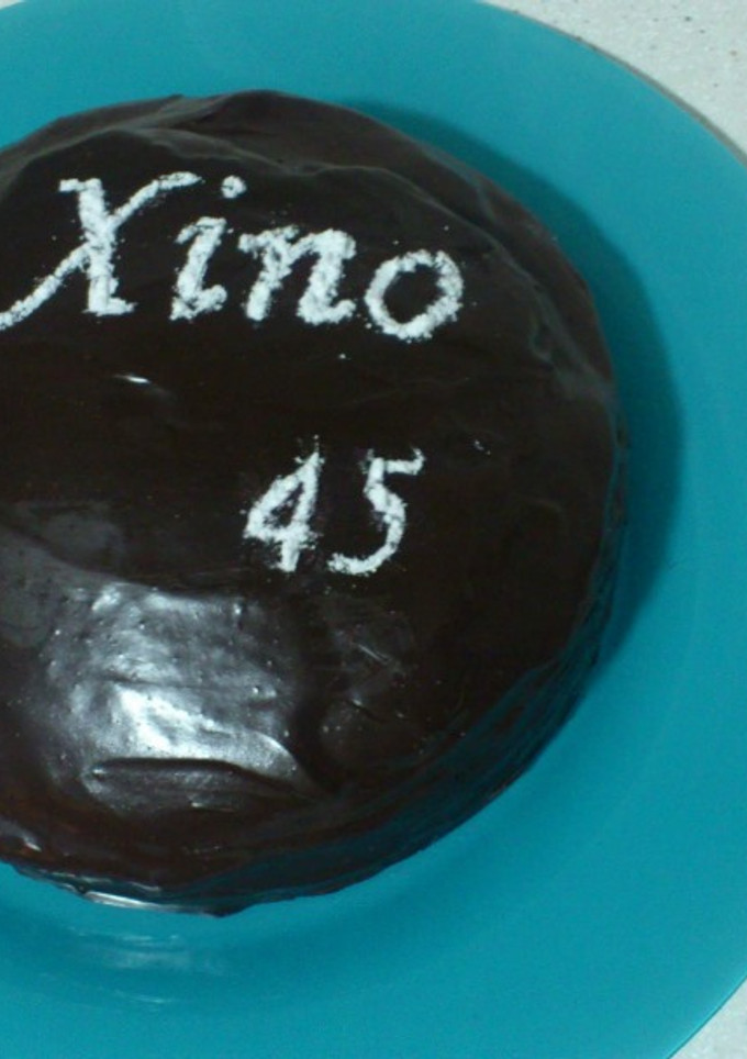 Una foto de Tarta de chocolate al micro rellena de mermelada de fresa y nutella