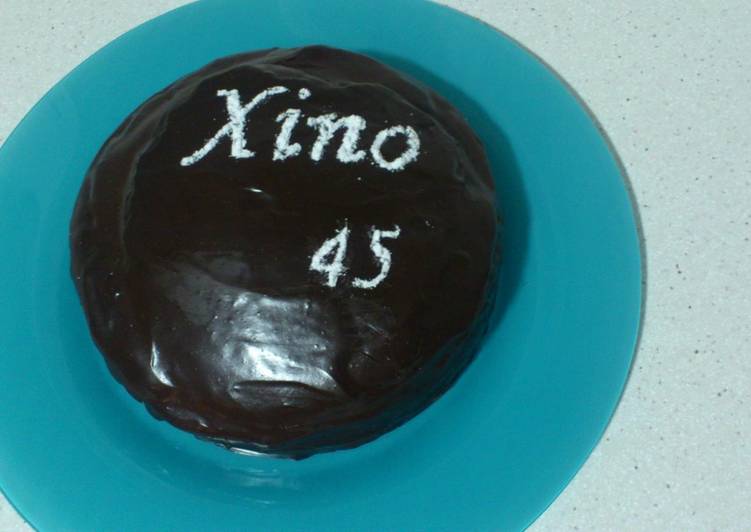 Tarta de chocolate al micro rellena de mermelada de fresa y nutella