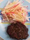 Hamburguesa de carne con ensalada de rabanitos