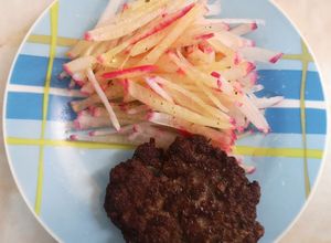 Una foto de Hamburguesa de carne con ensalada de rabanitos
