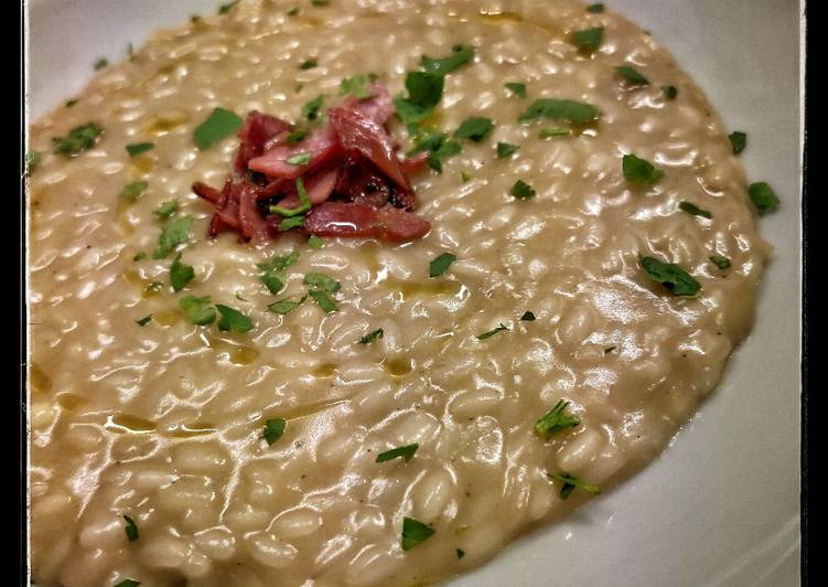 Risotto con crema di carciofi, pecorino romano e speck croccante