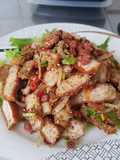 ลาบไก่กรอบกับหมูสามชั้น