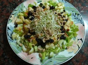 Una foto de Ensalada de apio, manzana, pasas de uva, maní y brotes de fenogreco