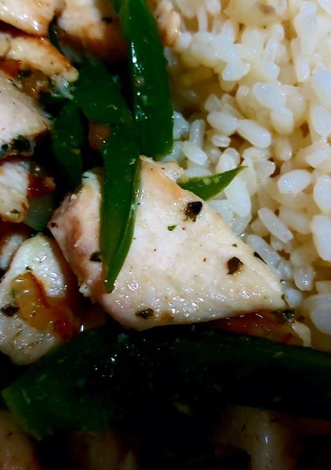Una foto de Arroz blanco con pollo salteado 🍛