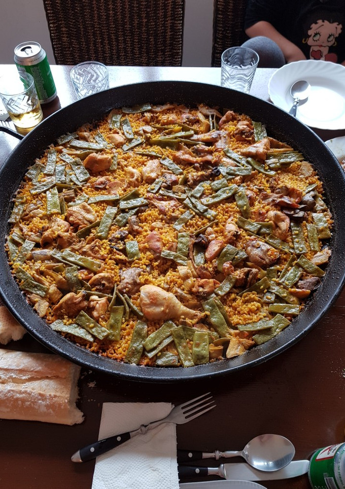 Una foto de Paella valenciana