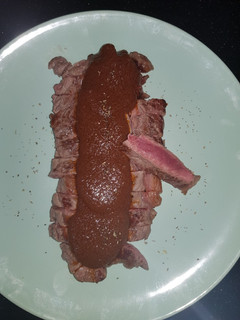 Una foto de Entrecot con salsa de carne y verduras frescas