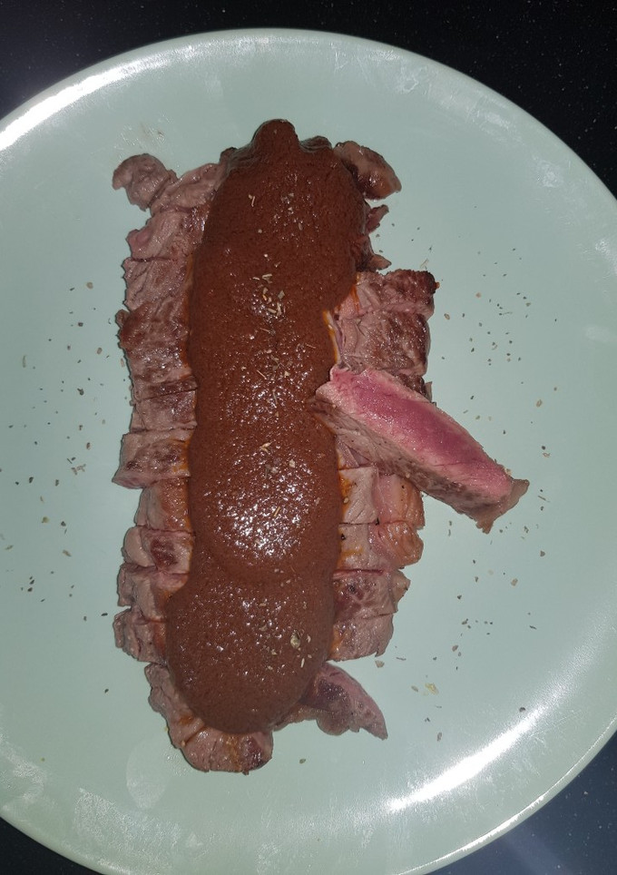 Una foto de Entrecot con salsa de carne y verduras frescas