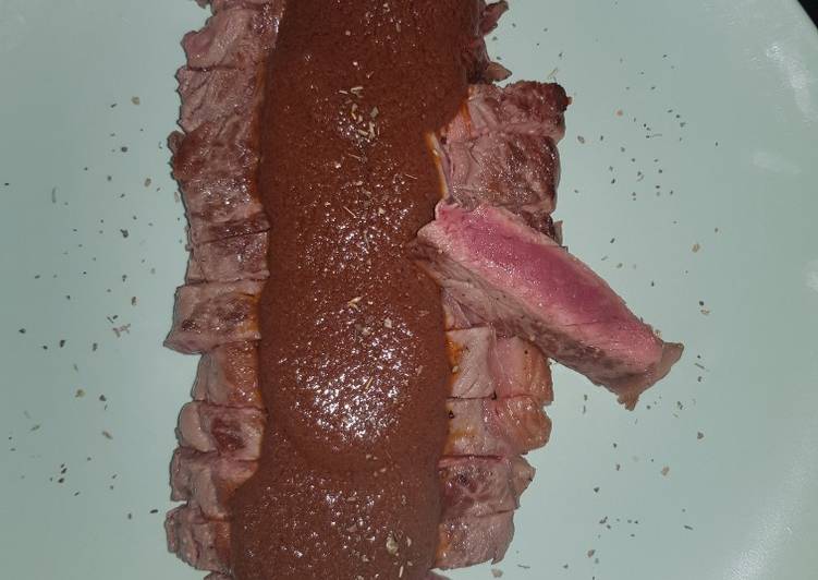 Entrecot con salsa de carne y verduras frescas