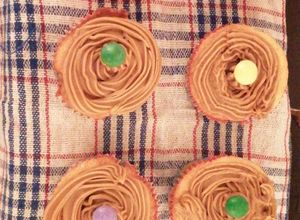 Una foto de Cupcakes con frosting de café