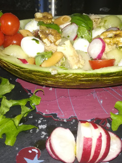 Una foto de Ensalada de melón con penne de lentejas y zanahoria, con atún