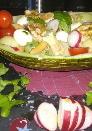 Una foto de Ensalada de melón con penne de lentejas y zanahoria, con atún