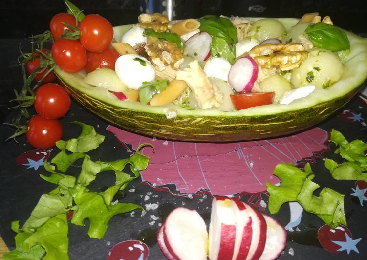 Ensalada de melón con penne de lentejas y zanahoria, con atún