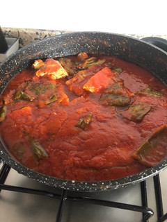 Una foto de Bonito con tomate y pimientos