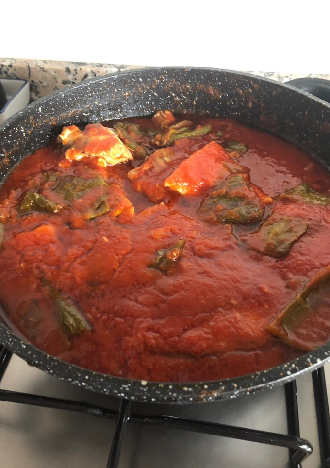Una foto de Bonito con tomate y pimientos