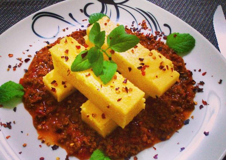 Torre de polenta com molho de carne e manjericão - Tudogosreceitas