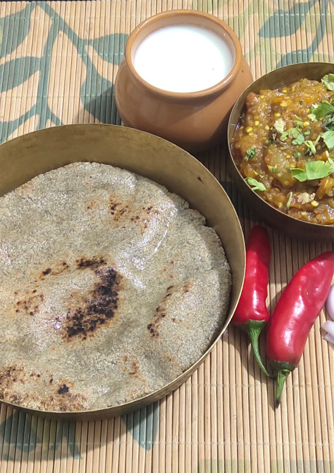 રીંગણ નો ઓળો અને રોટલા (Ringan Oro Rotla Recipe In Gujarati) રેસીપી મુખ્ય ફોટો