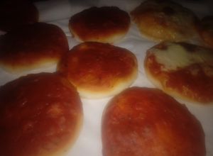Una foto de Pizzetas individuales caseras 🍕