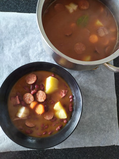 Una foto de Alubias rojas con chorizo asturiano y jamón