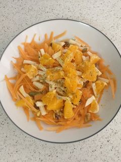 Una foto de Ensalada de zanahoria y queso