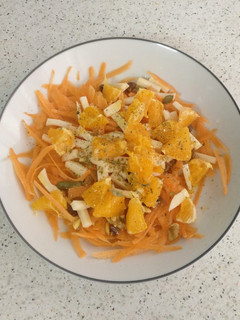 Una foto de Ensalada de zanahoria y queso