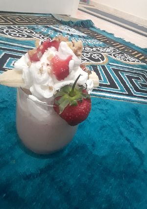 صورة لوصفة كوكتيل 🍸🍌 وفراوله وحليب