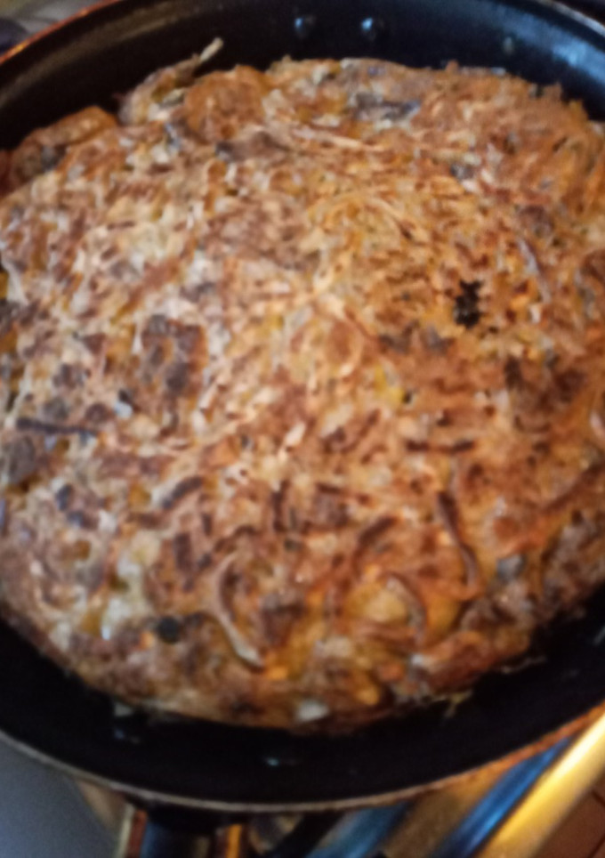 Una foto de Tortilla de tallarines frescos al pesto con carne de asado picad