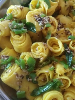 ખાંડવી (khandvi recipe in gujarati) રેસીપી મુખ્ય ફોટો