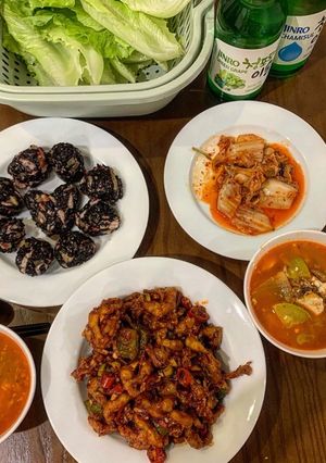 Hình của món 닭발볶음- Chân gà xào cay Hàn Quốc.