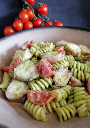 Una foto de Ensalada de fusilli y pulpo con pesto de canónigos