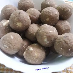 A picture of Gond atta ke laddu.