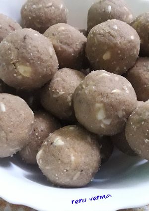 A picture of Gond atta ke laddu.