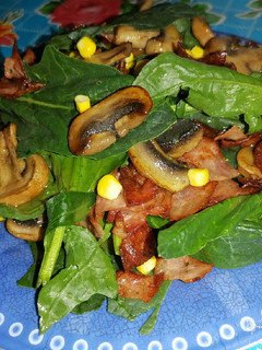 Una foto de Ensalada de espinacas con tocino