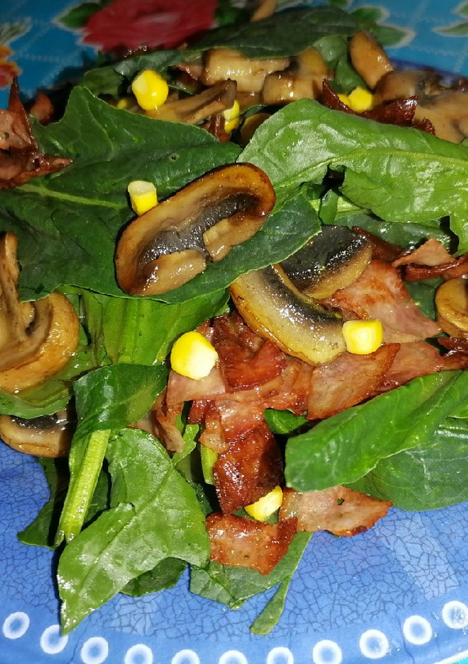 Una foto de Ensalada de espinacas con tocino