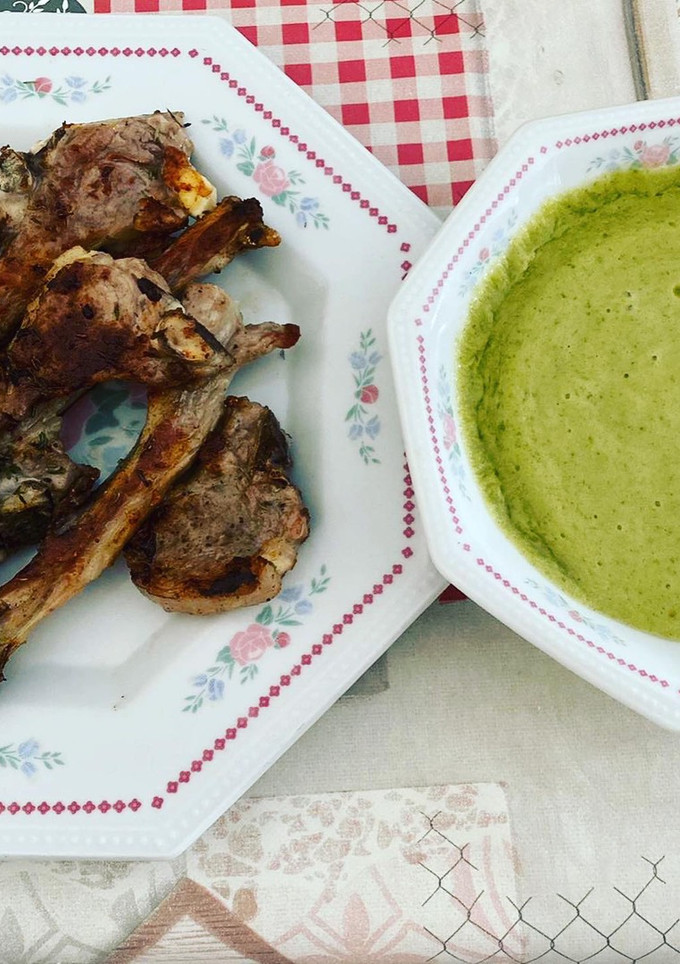 Una foto de Puré de patata y judía con chuletas de cordero a la plancha con aroma de tomillo