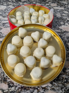 Una foto de Bombones de chocolate blanco con relleno de ganache de naranja