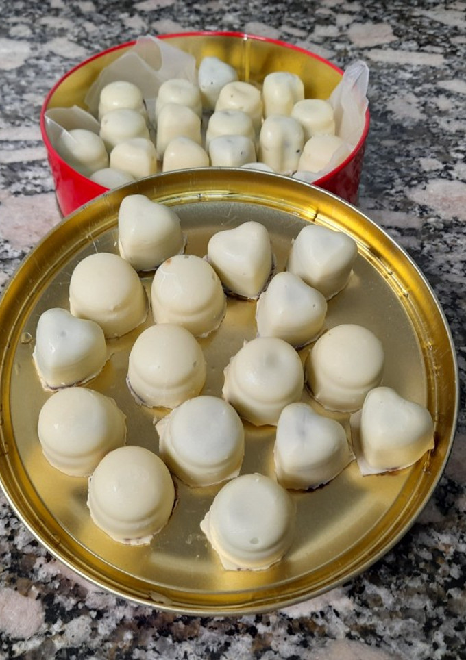 Una foto de Bombones de chocolate blanco con relleno de ganache de naranja
