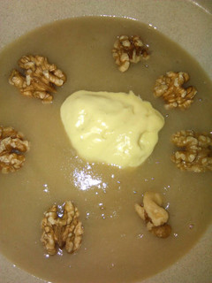 Una foto de Crema de coliflor con salsa de ajo aceite y nueces