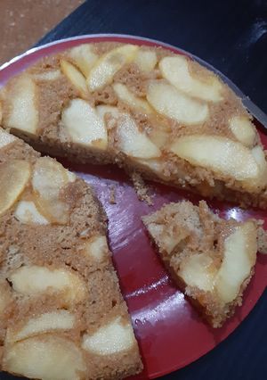 Una foto de Torta integral invertida de manzanas