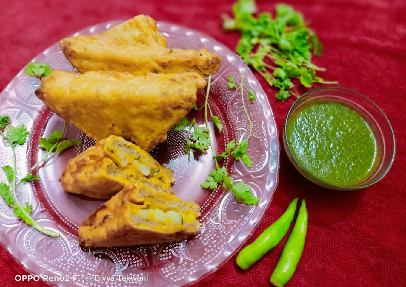 Spicy bread somosa with tangy chutney