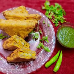A picture of Spicy bread somosa with tangy chutney.