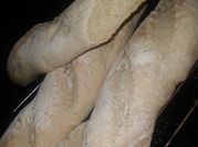 Una foto de pan frances baguettes