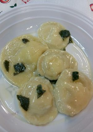 Foto di Ravioli fatti a mano al burro e salvia