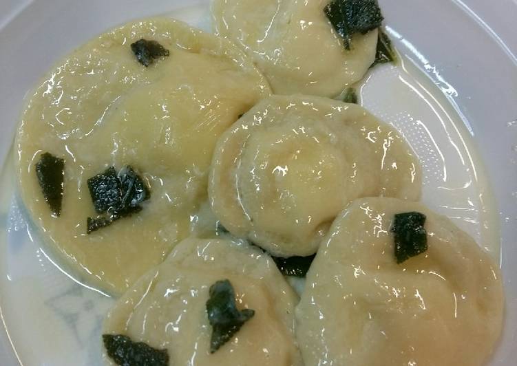 Ravioli fatti a mano al burro e salvia