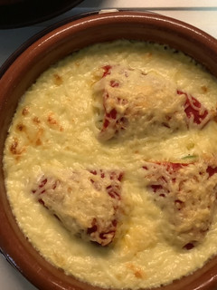 Una foto de Pimientos del piquillo rellenos de bacalao, trigueros y langostinos
