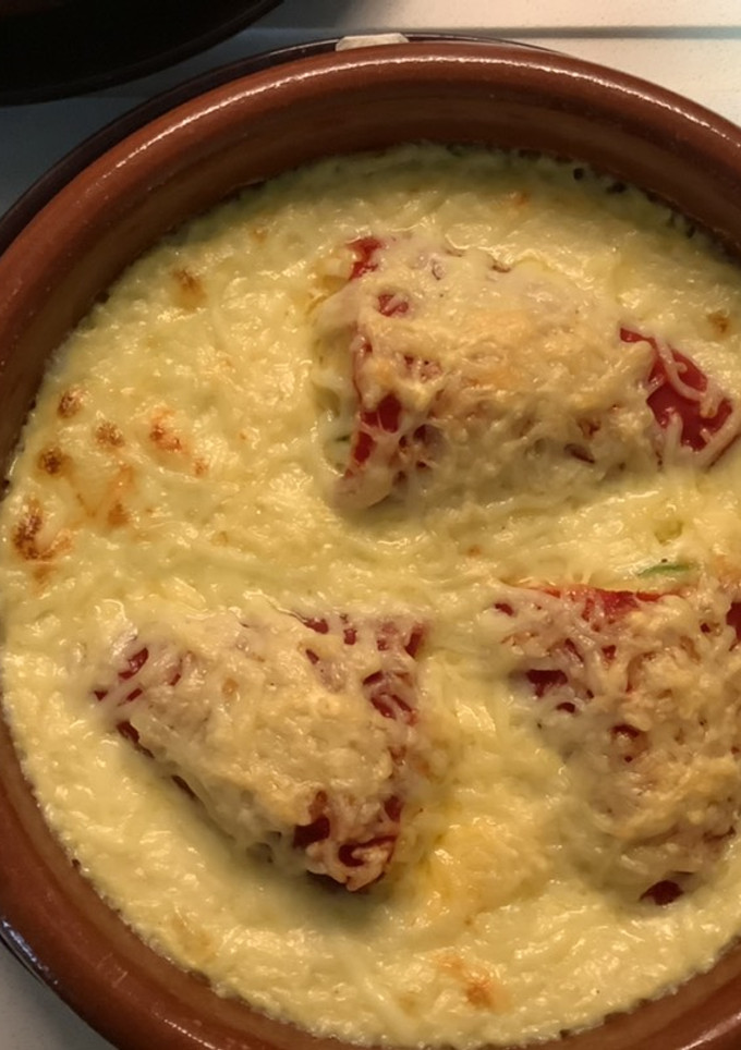 Una foto de Pimientos del piquillo rellenos de bacalao, trigueros y langostinos