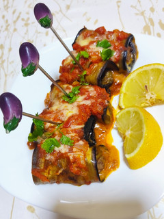 صورة لوصفة باذنجان محشي باللحم المفروم بصلصة الطماطم 🍅🍆