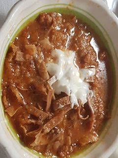 Una foto de Sopa de tortilla de jitomate con durito de cerdo o chicharrón