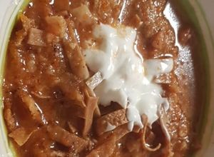 Una foto de Sopa de tortilla de jitomate  con durito de cerdo o chicharrón