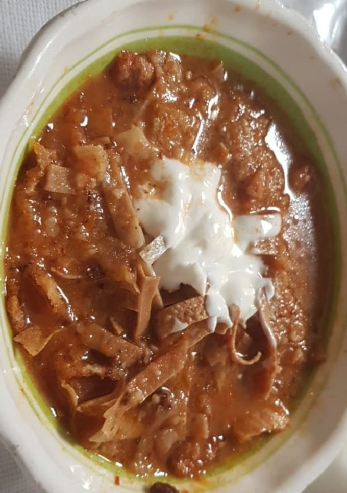 Una foto de Sopa de tortilla de jitomate  con durito de cerdo o chicharrón