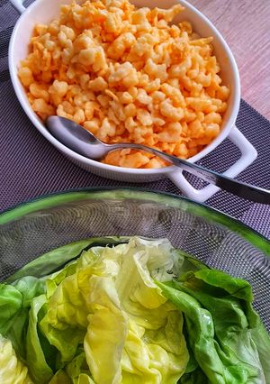 Tojásos nokedli, ecetes salátával recept fotója